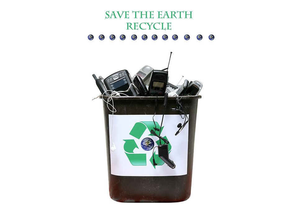 Papierkorb-mit-alten-E-Müll-für-das-Recycling