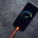 Smartphone mit USB-Ladekabel und schnelles Aufladen